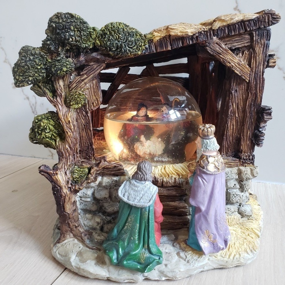 Lighted‎ Nativity Scene Water Globe Stable with Wise Men Lights Up 10 in